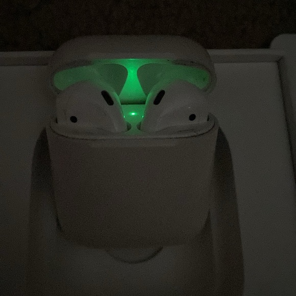 Apple AirPods - Picture 4 of 4